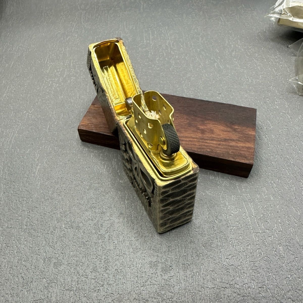 Zorro 912S Armored Brass Keros - Vintage Collectible Lighters recension och pris