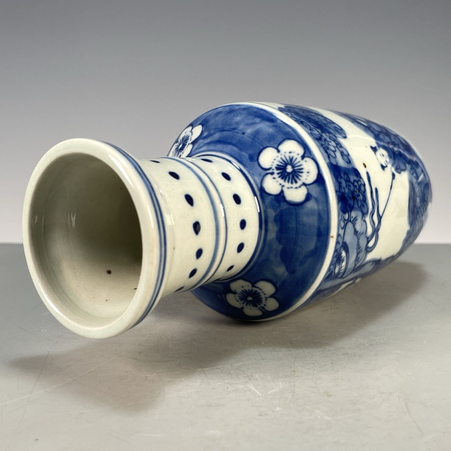 Blue and White Porcelain Roule - Vintage Collectible Pottery recension och pris